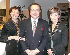 写真「日本センター所長 朝妻 幸雄様(写真中央)」