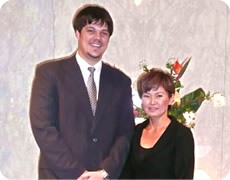 写真「在大阪ロシア総領事館 
アタッシェ A.アルチュシェンコ様（写真左））」